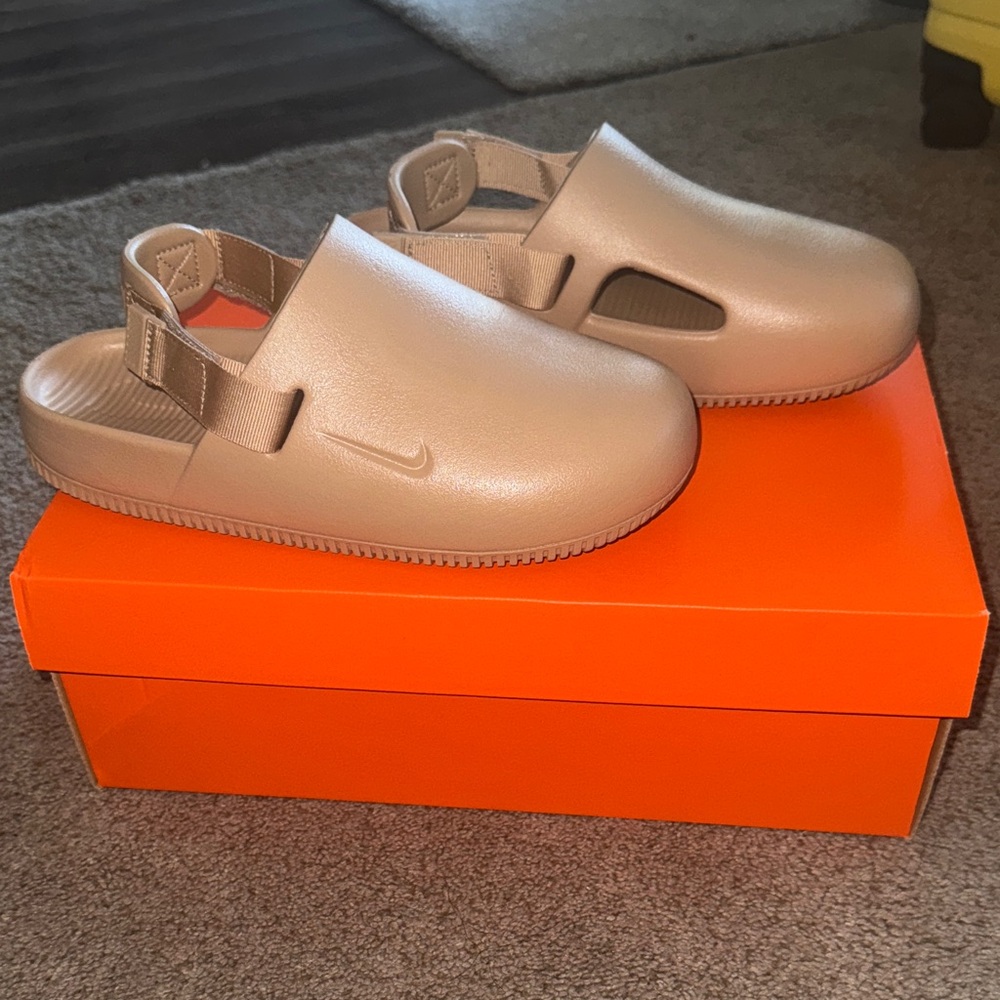 Nike women’s  Beige Slip-On Sandals